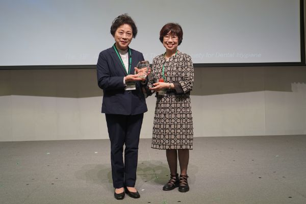 吉田幸恵学会長から江川広子大会長へ感謝状の贈呈