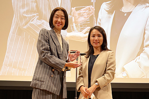 藤原奈津美から大会長 藤山美里氏へ感謝状の贈呈
