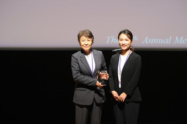 学会長 藤原奈津美から大会長 吉岡典子氏へ感謝状の贈呈